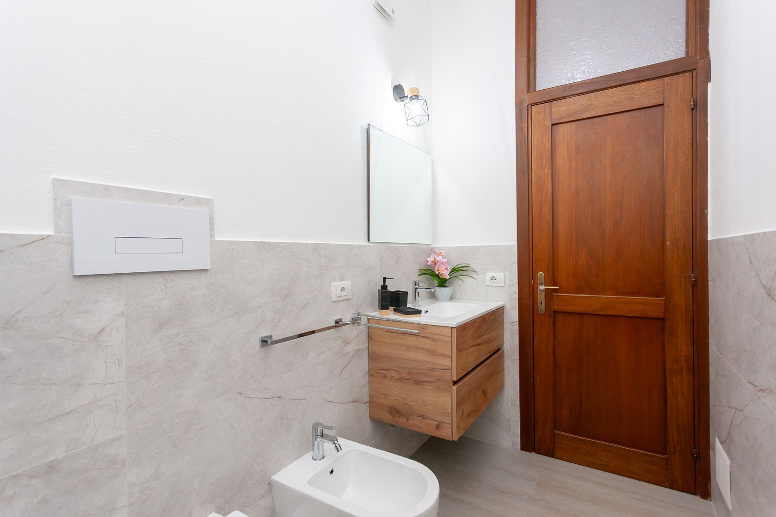 Bagno con Bidet e Mobile Lavabo in Legno